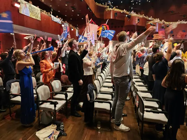 Mitfiebern, Daumendrücken und Jubeln: Der Fanclub begleitet die Wahl im Saalbau. | Foto: Michael Landgraf