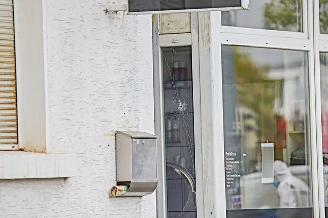 Mehrere Schüsse auf ein Gebäude beschäftigen die Polizei. | Foto: Jason Tschepljakow/dpa