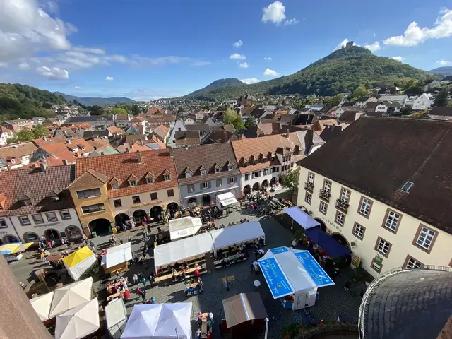Keschdefeschd auf dem Rathausplatz in Annweiler mit Marktständen und Blick auf den Trifels