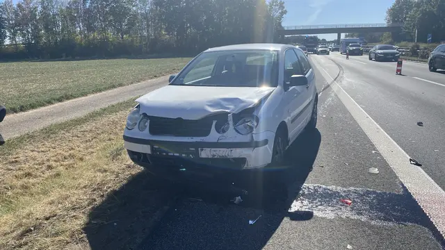 Nach einem Auffahrunfall auf der A65 zwischen Neustadt Süd und Neustadt Nord wurden zwei Menschen leicht verletzt. Wegen Rettungshubschrauber und Unfallaufnahme war die Fahrbahn Richtung Ludwigshafen zeitweise voll gesperrt. | Foto: Polizeiinspektion Edenkoben
