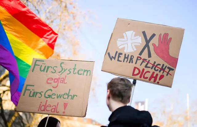 Müssen Jugendliche mit Konsequenzen rechnen, wenn sie während des Unterrichts oder der Arbeit an einem Streik teilnehmen? | Foto: Julian Stratenschulte/dpa/dpa-mag