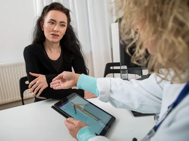 Nicht nur Schmerz notieren: Aktivitäten, Stimmung, Gedanken dazu - so wird klarer, was den Schmerz triggert. | Foto: Christin Klose/dpa-mag