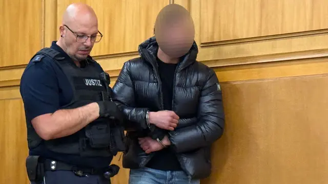 Der angeklagte mutmaßliche Bankräuber wollte laut Staatsanwaltschaft mit der Beute seinen aufwendigen Lebensstil finanzieren. | Foto: Martin Oversohl/dpa
