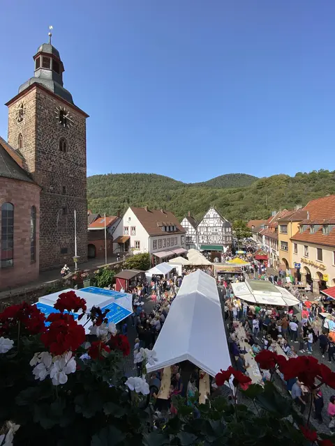 Volles Haus beim Keschdefeschd: Rund um den Rathausplatz in Annweiler drängen sich die Besucher zwischen Marktständen und Gastronomie. Im Hintergrund prägen die Stadtkirche und die Altstadthäuser das Bild. | Foto: Büro für Tourismus