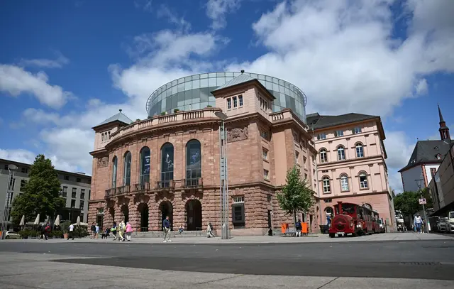 Die Fachzeitschrift «Opernwelt» hat das Staatstheater Mainz zum Opernhaus des Jahres ernannt. (Archivbild) | Foto: Arne Dedert/dpa