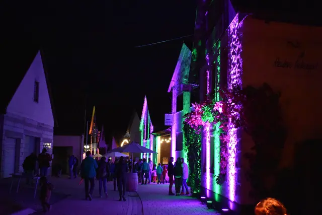 Pleisweiler Oberhofer Weinfest: Besucher erleben die Dorfstraße als herbstliche Genussmeile. | Foto: Weingut Wilker
