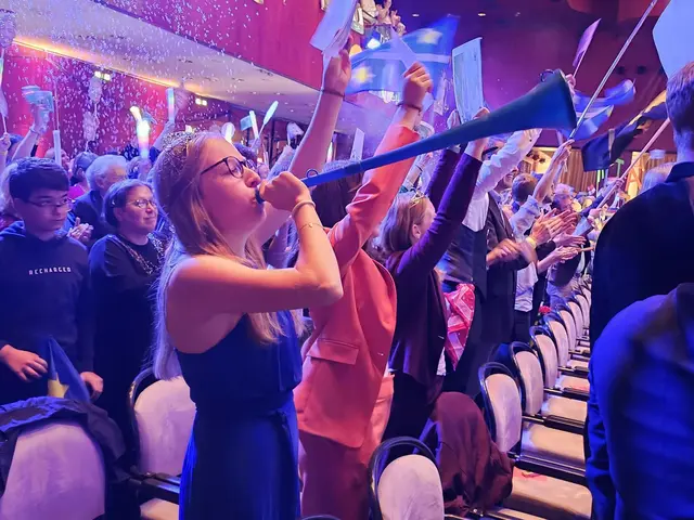 Große Unterstützung von den Rängen: Der Fanclub sorgt für Stimmung im Saalbau. | Foto: Michael Landgraf
