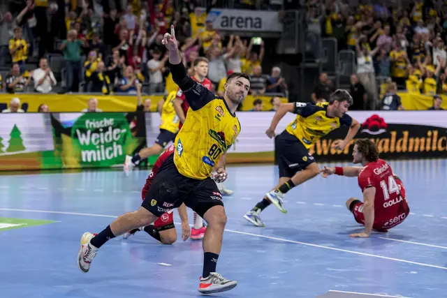 Jannik Kohlbacher jubelt im HBL-Heimspiel gegen Melsungen über das vorentscheidende Tor zum 29:27. | Foto: Zimmermann/PIX-Sportfotos