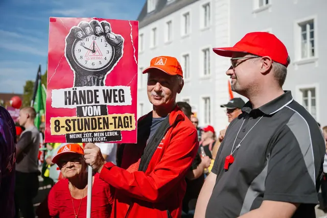 Der DGB Rheinland-Pfalz/Saarland hatte zu Demonstration und Kundgebung in Saarbrücken aufgerufen. | Foto: Oliver Dietze/dpa