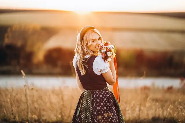 Bedeutung der Schleife beim Dirndl: Mit dem Schleifencode kann die Trägerin zeigen, ob sie verheiratet, vergeben, nicht interessiert oder auf Partnersuche ist. | Foto:  bedya/stock.adobe.com