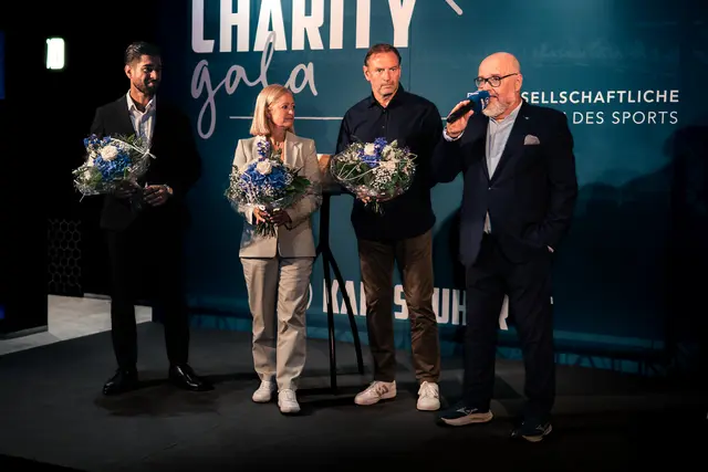 Bei der Gala (v.l.): Saeid Fazloula, Renate Lingor, Jens Nowotny und Moderator Martin Wacker | Foto: KSC