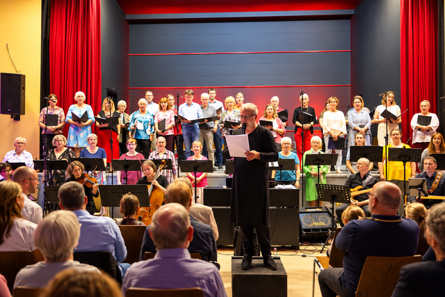 Der Chor mit Thomas  | Foto: Wolfgang Neuberth