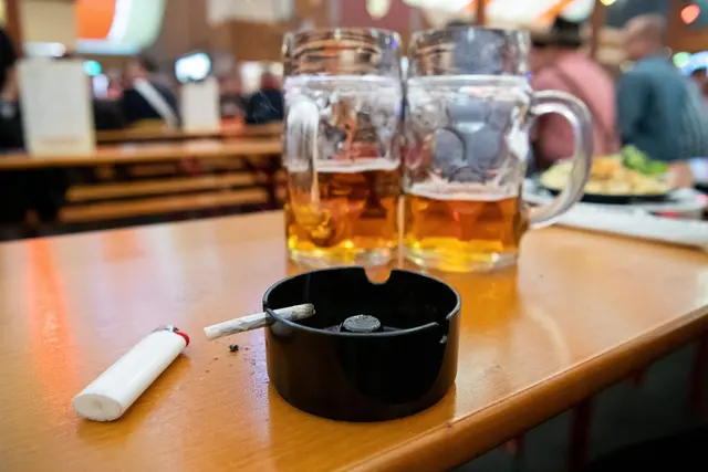 Auf dem Cannstatter Volksfest darf im Gegensatz zum Münchner Oktoberfest auch weiter geraucht werden. (Archivbild) | Foto: Sebastian Gollnow/dpa