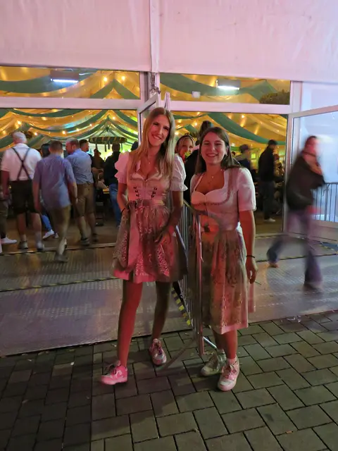 Zwei hübsche Dirndl-Ladies | Foto: Brigitte Melder