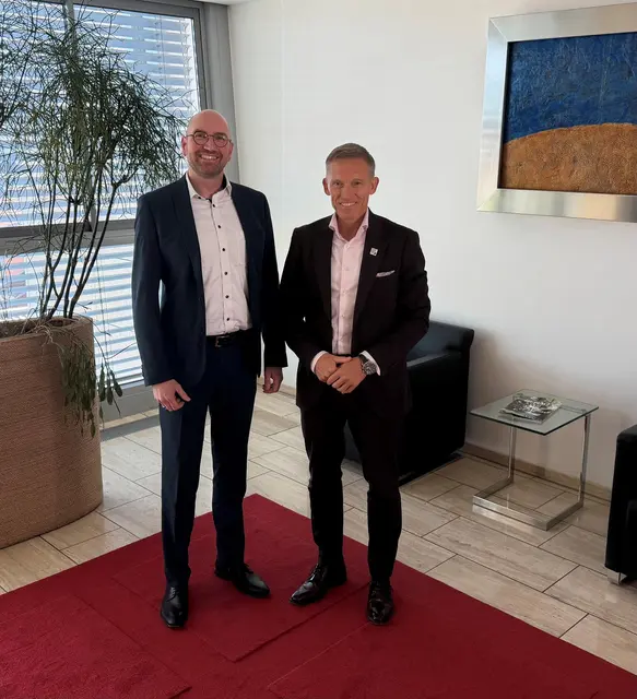 Hartmut Rohden (links) bleibt weitere fünf Jahre stellvertretender Vorstandsvorsitzender der Sparkasse Kaiserslautern. Rechts daneben steht Landrat Ralf Leßmeister, Vorsitzender des Verwaltungsrates | Foto: Sparkasse Kaiserslautern/gratis