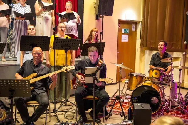 „Krachmacher“ bezeichneten Musikern Carsten Wegner am E-Bass, Daniel Blunder an der E-Gitarre und Thorsten Gellings am Schlagzeug. Und selbstverständlich begleitete Ryoko Aoyagi, seit 22 Jahren fester Bestandteil des Chores, den Abend am Klavier. | Foto: Wolfgang Neuberth