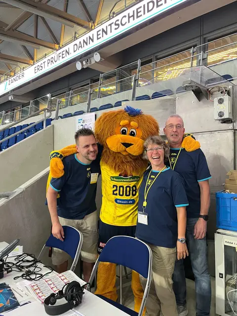 Gern gesehener Gast auf der Sprechertribüne: Maskottchen Conny | Foto: Team Audiodeskription