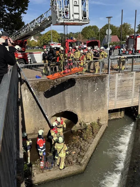 Gebäudebrand nach einem Blitzeinschlag, Menschen in Zwangslagen, Wasserrettung und große Wassermengen, die abgepumpt werden müssen: Mit anspruchsvollen Szenarien hat die Feuerwehr Kaiserslautern am 26. September den Ernstfall geprobt.  | Foto: Feuerwehr Kaiserslautern/gratis