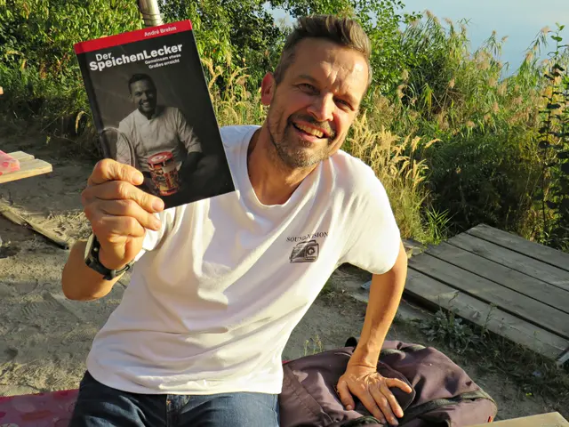 André Brehm mit seinem Buch "Der SpeichenLecker" | Foto: Brigitte Melder