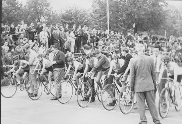 Zweiter von links: Rudi mit seinem Vater Alois als Starthelfer 1964 in Landau  | Foto: Willi Zinnkann