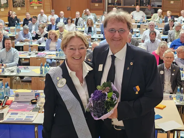 Die aktuelle Distrikt-Governor Christiane Keller-Krische gemeinsam mit dem zukünftigen Lions Distrikt-Governor 2027-2028 Michael Landgraf.
 | Foto: Lions Distrikt Mitte-Süd/gratis