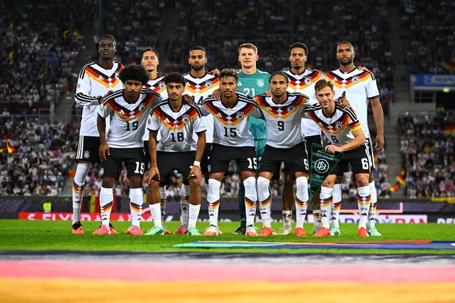 Die DFB-Elf posiert vor dem Anpfiff für das Teamfoto.  | Foto: Tom Weller/dpa