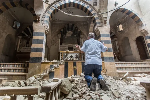 Ein Mann betet in einer zerstörten Kirche in Syrien | Foto: KIRCHE IN NOT_Ismael Martinez Sanchez