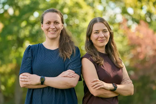 Die bisherige Landesvorsitzende Rebecca Ruppert (l) führt die rheinland-pfälzische Linke künftig gemeinsam mit Judith Huber, bislang Beisitzerin im Landesvorstand. | Foto: Sascha Ditscher/dpa