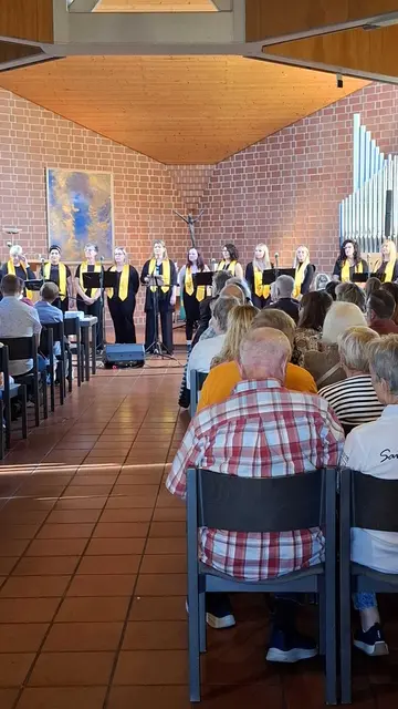 Volles Haus in der Jakobuskirche: Rund 200 Besucher erlebten das Charity-Konzert der „aChords Gospel Jakobuskirche“. Gemeinsam mit weiteren Aktionen kamen 1152 Euro für die geplante neue Kirchenbeleuchtung zusammen. | Foto: Gaby Nowak