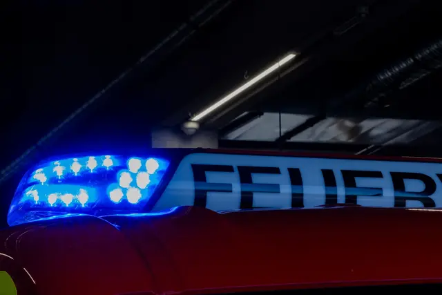 Die alarmierten Einsatzkräfte von Polizei und Feuerwehr konnten das Feuer zügig löschen und eine weitere Ausbreitung verhindern. (Symbolbild) | Foto: Rolf Vennenbernd/dpa