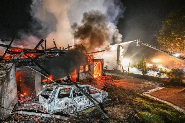 Die Löscharbeiten sollten noch bis in die Morgenstunden andauern.  | Foto: Marius Bulling/onw-images/dpa