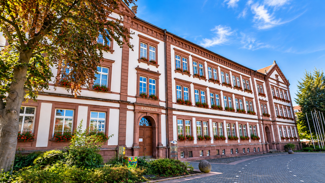 Wegen der Abschaltung mehrerer Dienste im Landesnetz kommt es auch bei der Stadtverwaltung Pirmasens zu Ausfällen und Verzögerungen. Betroffen sind unter anderem Meldewesen, Kfz-Zulassung und Standesamt. | Foto: Erik Stegner