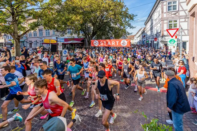 Los geht`s: Nach dem Startschuss machte sich das Feld vom Durlacher Marktplatz aus auf die zehn Kilometer lange Strecke des beliebten Volkslaufs.  | Foto: TSD/Gustai