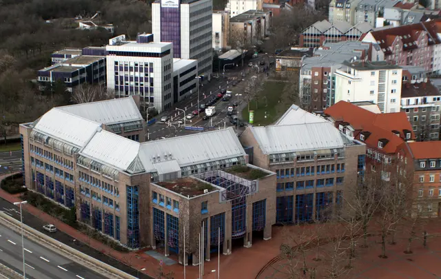 Das Kreishaus am Ludwigshafener Europaplatz ist zu klein. Die Ludwigshafener OB schlägt einen gemeinsamen Neubau vor: Rathaus plus Kreisverwaltung | Foto: Archiv Gisela Böhmer