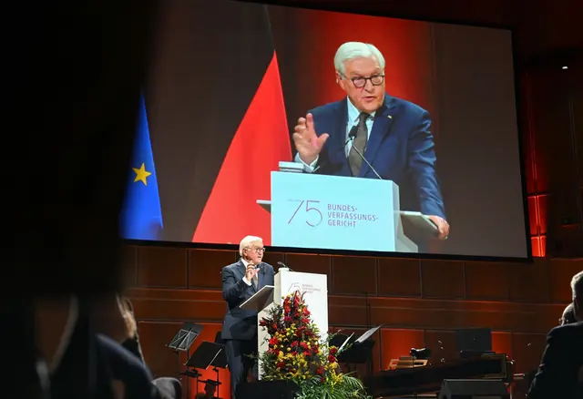 Bundespräsident Frank-Walter Steinmeier spricht beim Festakt zum 75. Geburtstag des Bundesverfassungsgerichts. | Foto: Uli Deck/dpa