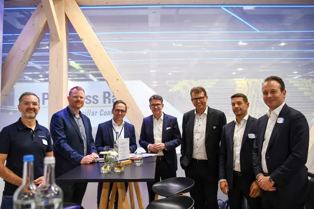 Michael Rüffer (Leiter Marktentwicklung), Christoph Poncelet (Abteilungsleiter Werkstatt Schienenfahrzeuge und KFZ bei VBK und AVG), Christian Höglmeier (Technischer Geschäftsführer VBK und AVG), Prof. Dr. Alexander Pischon (Vorsitzender der Geschäftsführung VBK und AVG), Albrecht Teich (CEO Stadler Signalling Deutschland GmbH), Marc Trippel (EVP Stadler Division Signalling) und Dennis Herrmann (Bereichsleiter Sales, von links nach rechts) freuen sich über die unterzeichnete Absichtserklärung.  | Foto: Stadler Signalling