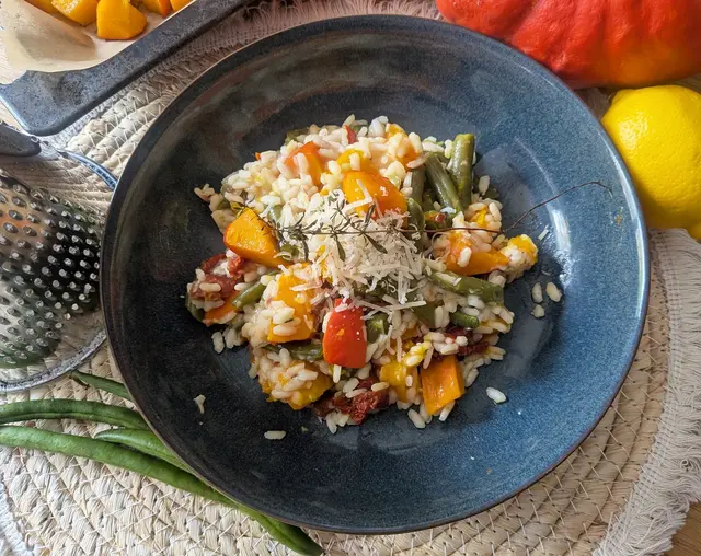 Herbstliche Farben sind beim Kürbis-Bohnen-Risotto Trumpf. | Foto: Doreen Hassek/hauptstadtkueche.blogspot.com/dpa-mag