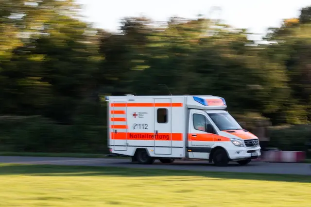 Der Mann wurde in ein Krankenhaus gebracht. Dort verstarb er. (Symbolbild)  | Foto: Fernando Gutierrez-Juarez/dpa-Zentralbild/dpa