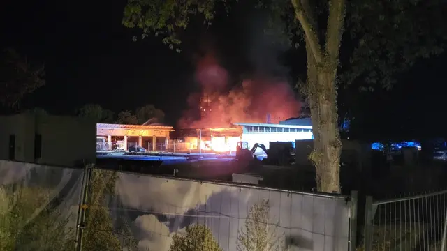Feuerwehrkräfte arbeiten nach einem Brand an einem Feuerwehrhaus weiter an der Einsatzstelle. | Foto: Seefeldt/KV SÜW