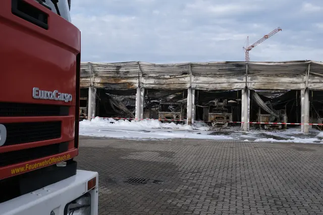 Nach dem Brand im Feuerwehrhaus in Offenbach an der Queich sichern Nachbarwehren derzeit den Brandschutz. | Foto: KV SÜW
