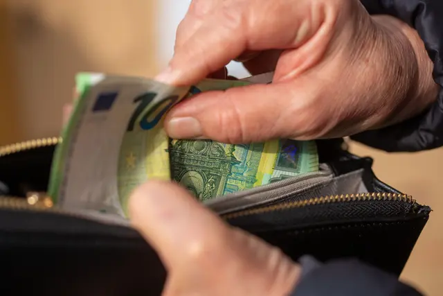 Keine Zusatzkosten für Bargeld: Pflegeheime dürfen für die Verwahrung von Bar- und Taschengeld grundsätzlich kein gesondertes Entgelt berechnen. | Foto: Fernando Gutierrez-Juarez/dpa