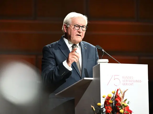 Bundespräsident Frank-Walter Steinmeier spricht beim Festakt zum 75. Geburtstag des Bundesverfassungsgerichts. | Foto: Uli Deck/dpa