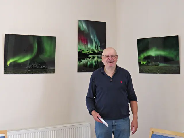 Johann-Peter Melder beim Aufhängen seiner Bilder | Foto: Brigitte Melder