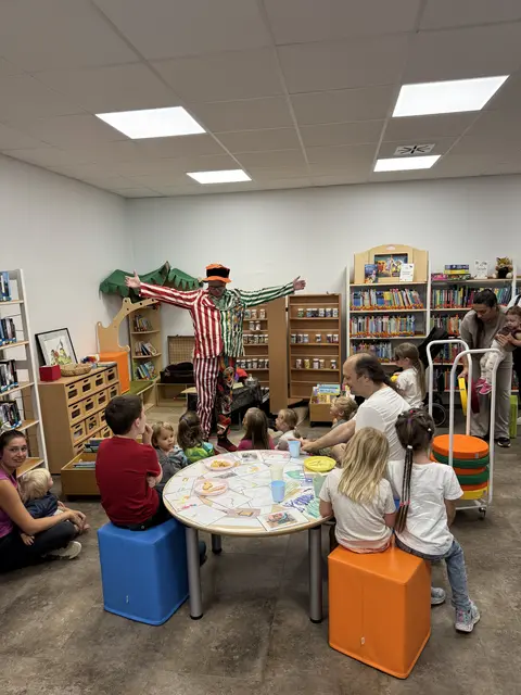Kinder ließen sich im Rahmenprogramm von Nina Gillmann schminken oder von Zauberer „Tom-Tom“ in den Bann ziehen | Foto: Arno Mohr/gratis