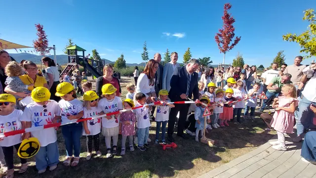 Die Kinder zerschneiden mit OB Weigel das rot-weiße Band. | Foto: Stadt Neustadt