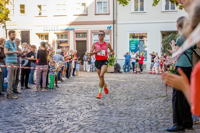 Vorsprung rausgelaufen: Mehr als eine Minute vor der Konkurrenz kam Sieger Simon Stützel über die Ziellinie. | Foto: TSD/Gustai