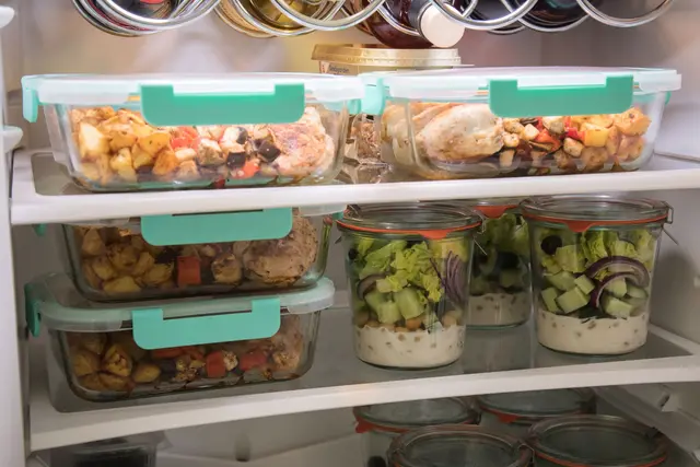 Meal Prep: Erhitzte Speisen halten sich im Kühlschrank höchstens drei Tage, Salate isst man am besten innerhalb eines Tages nach der Zubereitung. | Foto: Christin Klose/dpa-mag