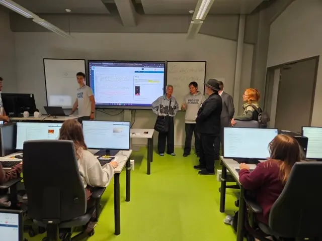 Oberbürgermeisterin Beate Kimmel beim Besuch einer der teilnehmenden Schulklassen der City Hacker School | Foto: Stadt Kaiserslautern/gratis