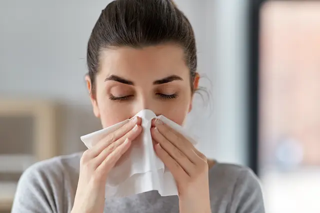 Besonders zur Erkältungszeit hilft der Vitamin C-Kick einer Zitrone. Für die volle Wirkung muss sie auch richtig gelagert werden. | Foto: Syda Productions/stock.adobe.com