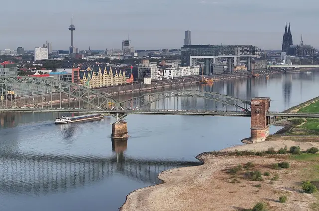 Das Niedrigwasser des Rheins hat in Köln einen neuen historischen Tiefststand erreicht. | Foto: Sascha Thelen/dpa
